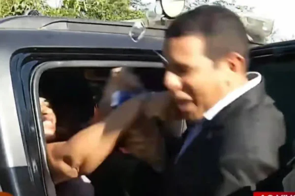 Grávida dá tapa na cara de repórter ao vivo durante operação policial