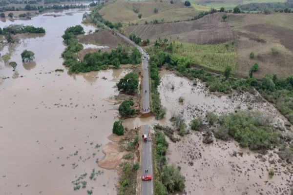 Imagem colorida de rodovia destruída por temporal em Sergipe - Metrópoles