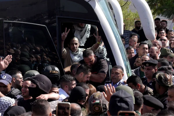Imagem colorida, Palestinos libertados por Israel da Prisão de Ofer, sob a primeira fase do acordo de cessar-fogo em Gaza, são levados para Ramallah- Metrópoles