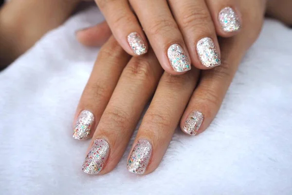 Do nude ao glitter: os melhores esmaltes para curtir o verão