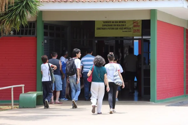 Mesmo sem calendário oficial, começa reposição de aulas na rede pública