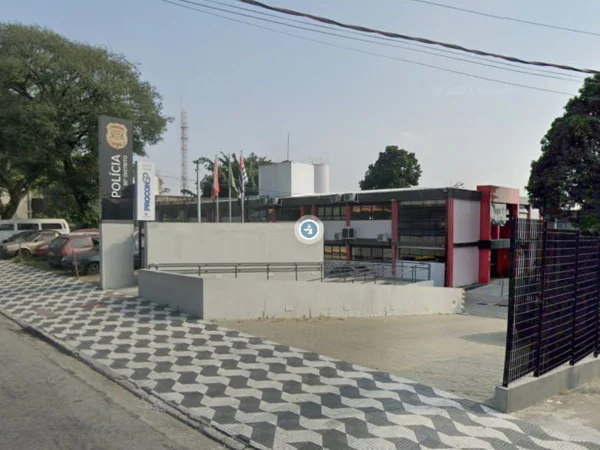 Foto colorida mostra fachada do 50º DP