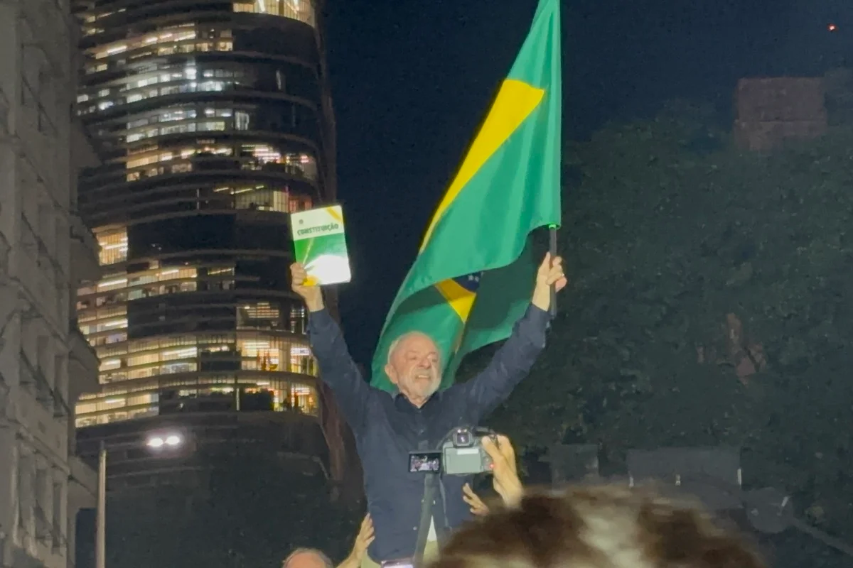 Manifestantes colocam cartaz de “fora, Lula” durante ato do petista em BH