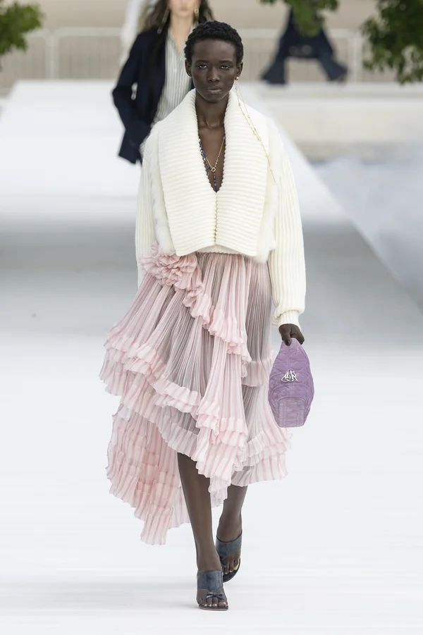 Volumes, texturas e metalizados são destaques no Paris Fashion Week - destaque galeria Volumes, texturas e metalizados são destaques no Paris Fashion Week - destaque galeria