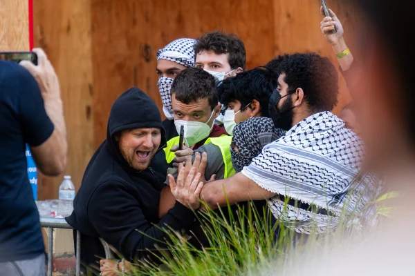 Estudantes pró-Israel e pró-Palestina se enfrentam em um acampamento no campus da Universidade da Califórnia em Los Angeles (UCLA)