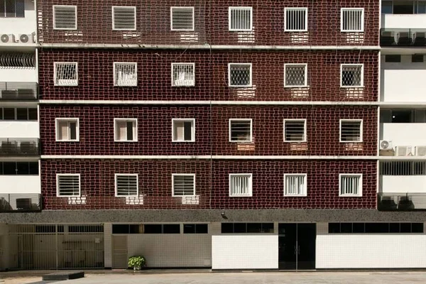 Encantos invisíveis: poesia concreta na pele das superquadras