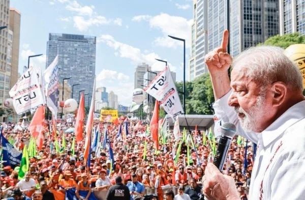 Em SP, Lula volta a atacar juros e convoca “soldados” contra fake news