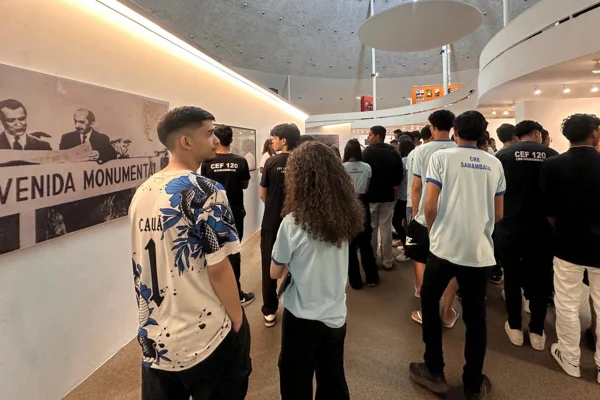 Alunos de Samambaia fazem visita cultural à mostra Utopias em construção