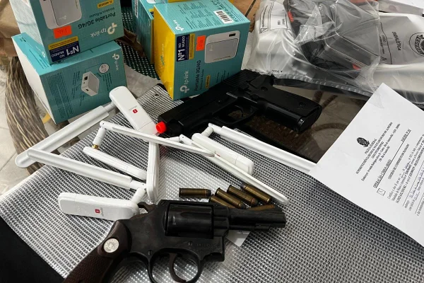 Quadrilha que extorquia vítimas de roubo de celular é alvo da PF no RJ