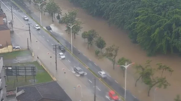 Imagem do Rio Cachoeira, que transbordou no começo da tarde - Metrópoles