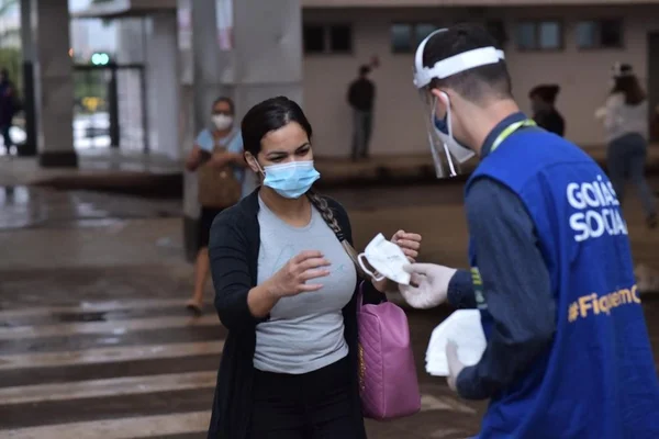 Preciso usar duas máscaras para me proteger da variante Delta?
