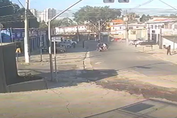 Imagem colorida de homem em capô de carro, momentos antes de ser atropelado pela ex-mulher. Metrópoles