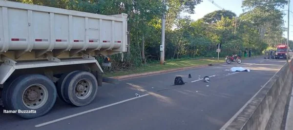 Motociclista cai debaixo de caminhão e tem cabeça esmagada em MS