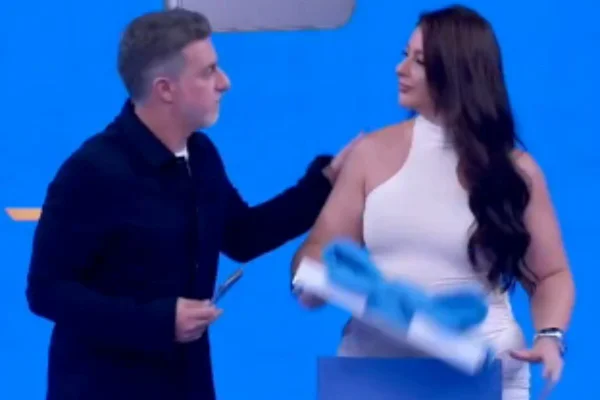 Gafe ao vivo de Luciano Huck com assistente viraliza