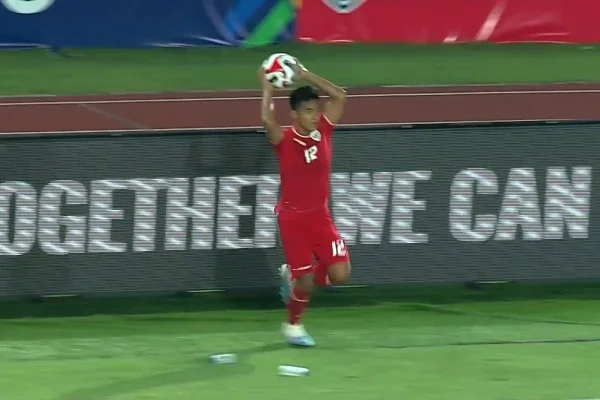 Imagem colorida de jogador faz gol - Metrópoles