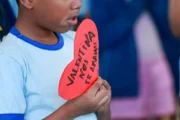 A unidade de ensino decidiu eternizar a memória da pequena Valentina em um ato simbólico e de carinho. Junto dos coleguinhas da menina, foi feito o plantio de uma muda da flor Azaleia, na tarde desta segunda-feira (6/7)