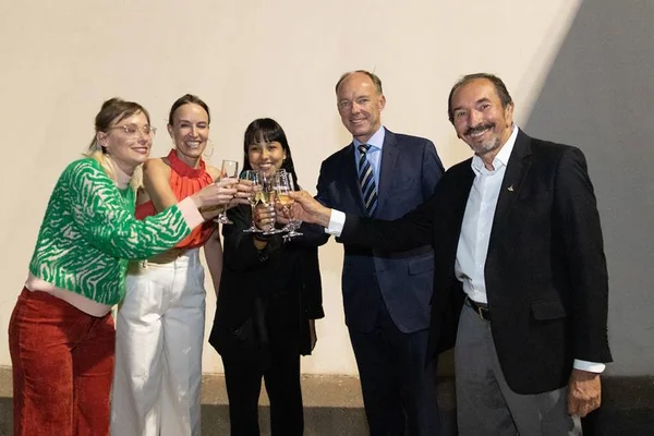 Evento marca abertura da exposição Esférica da Janet Vollebregt