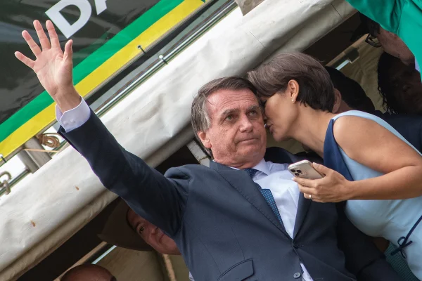 Michelle diz que Bolsonaro tem soluços diários há 9 meses: “Angústia”