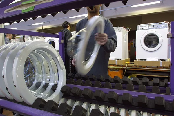 Funcionários trabalhando em fábrica da Electrolux - Metrópoles