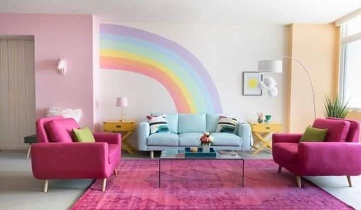 O arco-íris foi pintado na principal parede da sala de estar e deu toque <i>cool</i> ao ambiente O arco-íris foi pintado na principal parede da sala de estar e deu toque <i>cool</i> ao ambiente