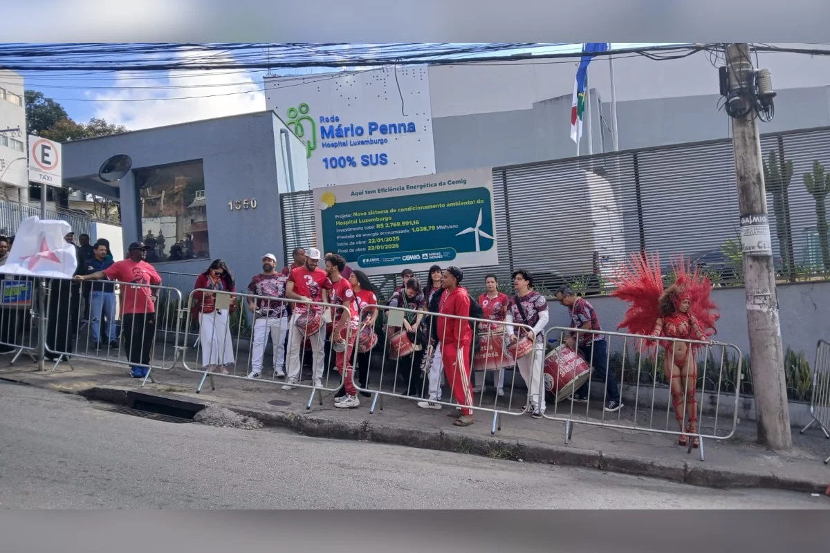Apoiadores do presidente petista e integrantes da escola de samba aguardando a chegada da comitiva presidencial Apoiadores do presidente petista e integrantes da escola de samba aguardando a chegada da comitiva presidencial