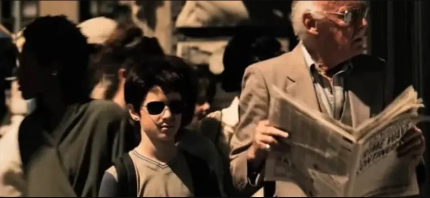 Demolidor (2003): O jovem Matt Murdock salva Stan Lee de atravessar a rua sem olhar para os lados em Demolidor Demolidor (2003): O jovem Matt Murdock salva Stan Lee de atravessar a rua sem olhar para os lados em Demolidor
