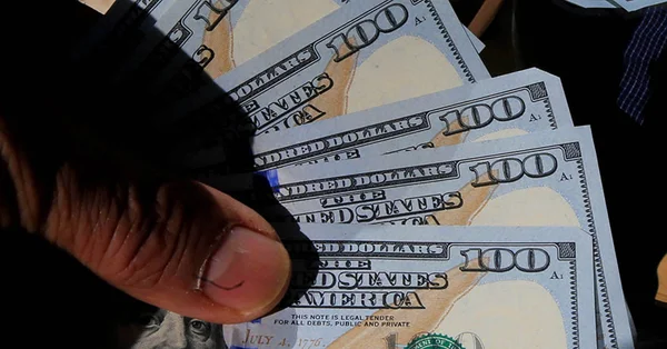 Dólar resiste à influência externa e recua 0,36%, para R$ 4,0436