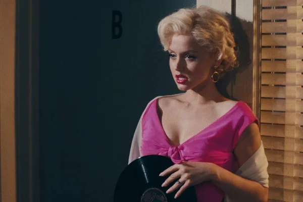 Por que Ana de Armas está sendo atacada por viver Marilyn Monroe?