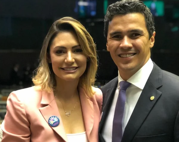 Deputado do Podemos, amigo da primeira-dama, não irá se filiar ao PL