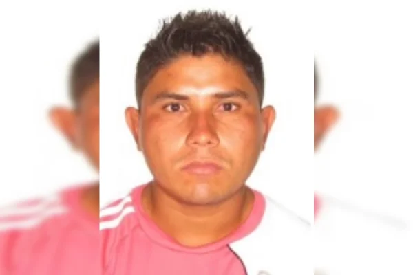 Imagem colorida de homem com camisa rosa