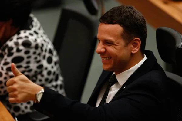 Deputado Israel dá pausa na política e volta a ser professor em livro