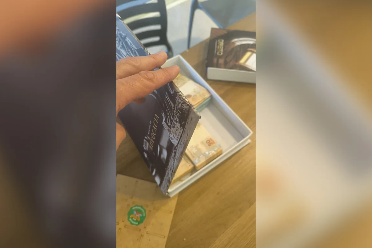 PF acha dinheiro em livro falso durante ação contra grupo de Sóstenes - imagem 1 PF acha dinheiro em livro falso durante ação contra grupo de Sóstenes - imagem 1