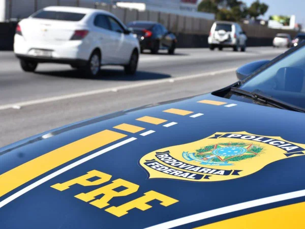 Foto colorida de carro da PRF