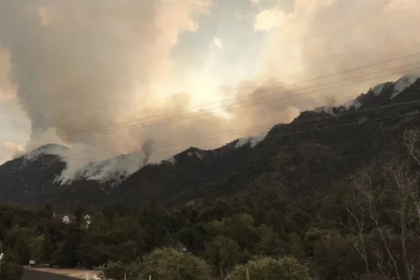 Fogo de artifício em chá de revelação causa incêndio gigante nos EUA