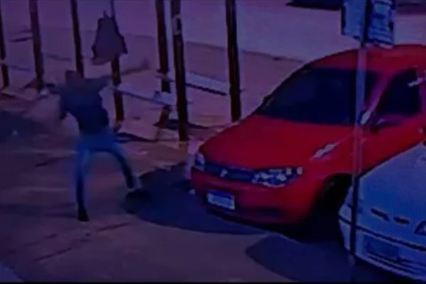 Homem joga pedra em carros em Taguatinga