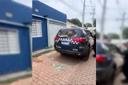 Viatura da PMDF foi atingida por uma pedra arremessada pelo suspeito, segundo a corporação Viatura da PMDF foi atingida por uma pedra arremessada pelo suspeito, segundo a corporação