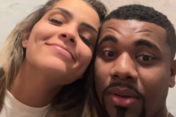 Davi Brito mostra namorada em seu colo enquanto faz cocô