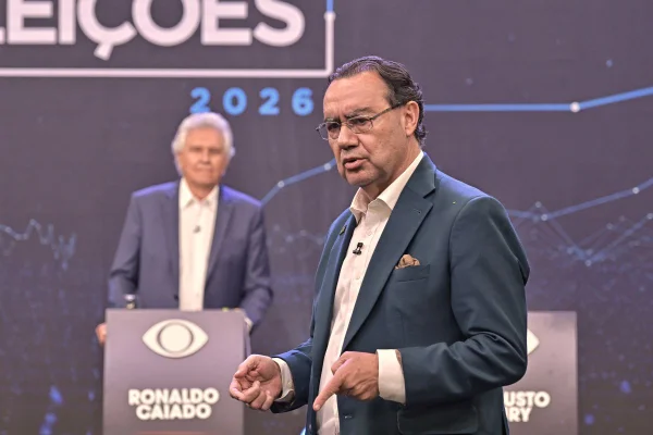 Os candidatos à Presidência da República Ronaldo Caiado (PSD) e Augusto Cury (Avante) durante debate promovido pela Band