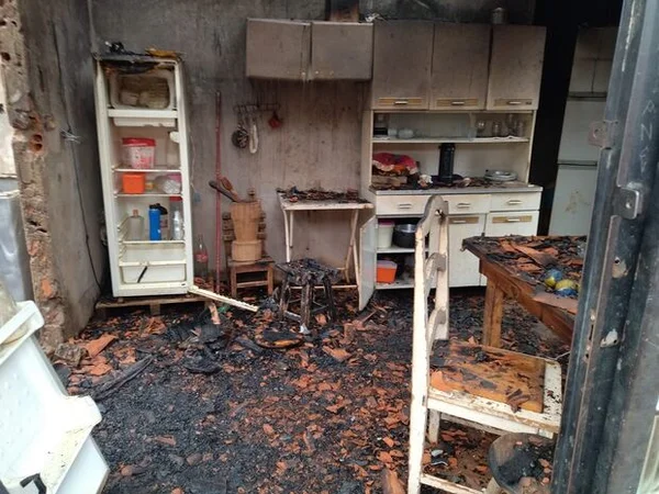 MS: casa pega fogo e família de catadores apela por materiais e roupas
