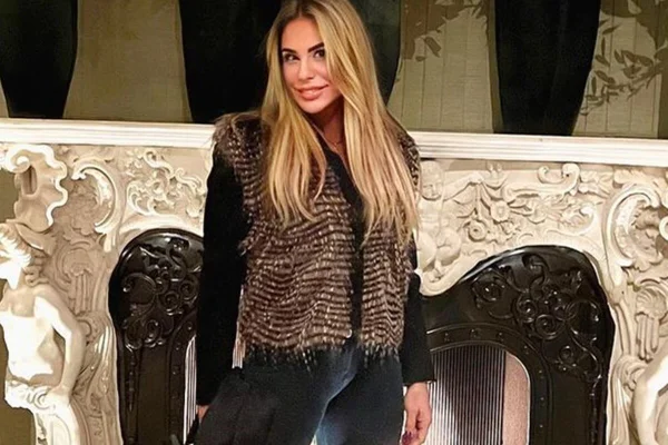 Andréa Sunshine posa de look escuro e cabelos soltos - Metrópoles