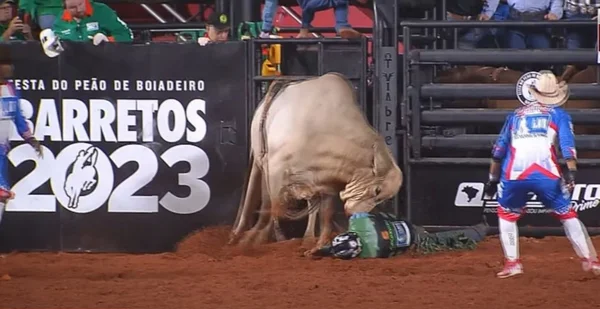 foto colorida de touro sobre peão que caiu em arena em Barretos