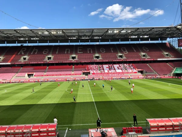 Com mosaico incomum na arquibancada, Colônia empata com Mainz no Alemão