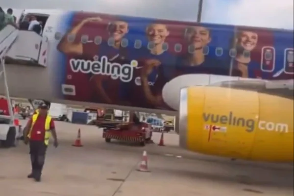 Imagem colorida de avião com adesivo do Barcelona- Metrópoles