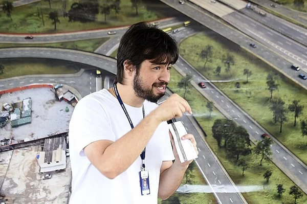 Imagem colorida do prefeito Guti, de Guarulhos, mostra homem branco, com barba e cabelo negros, discursando ao microfone e com o corpo inclinado para a esquerda - Metrópoles