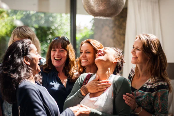 Foto colorida de mulheres conversando - Metrópoles
