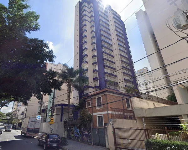 imagem colorida mostra prédio azul e branco em rua de são paulo - metrópoles