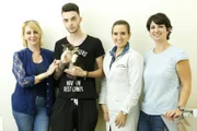 Gladys e Derek (com Hope nas mãos) são a nova família: na foto, com a veterinária Júlia Beutel e a jornalista Sabrina Mancio, responsável pelo resgate