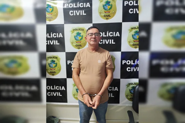 Homem é preso por perseguir, ameaçar e chantagear jovem de 16 anos