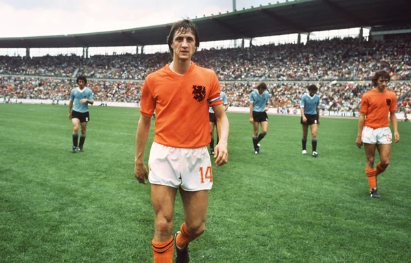 Johan Cruyff, ex-jogador holandês, morre após lutar contra câncer