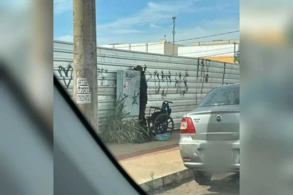 Imagem colorida de cadeirante urinando em pé - Metrópoles